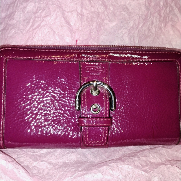 Coach Handbags - Vintage Soho Trifold Coach Fuchsia Leather Wallet